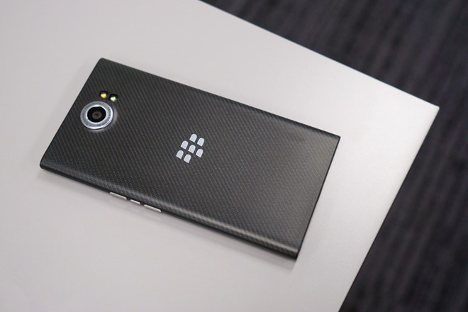 BlackBerry Argon: So với các model kể trên, Argon là sản phẩm bí hiểm nhất. Tuy nhiên, sẽ không lâu nữa trước khi model này bước ra ánh sáng. Một nguồn tin trong nước cho biết BlackBerry sẽ giới thiệu smartphone mới tại Việt Nam vào giữa tháng 10. Argon có thể là model kế nhiệm Priv với cấu hình mạnh gồm chip Snapdragon 820, RAM 4 GB, cổng USB Type-C và cảm biến vân tay.