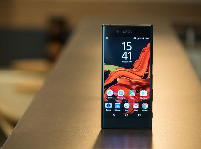 Sony Xperia XZ: Sony mang tin mừng đến cho tín đồ Xperia tại Việt Nam khi chào giá XZ với 14,99 triệu đồng - mức được xem là chưa từng có tiền lệ cho các mẫu di động cao cấp của hãng. Điều này phần nào cho thấy Sony đã bớt bảo thủ và quan tâm nhiều hơn đến lợi ích người tiêu dùng. Xperia XZ sở hữu thiết kế kim loại nguyên khối với các đường nét nam tính, thể hiện chất riêng của Sony. Model này cũng có cấu hình mạnh với chip Snapdragon 820, camera 23 megapixel thế hệ mới.