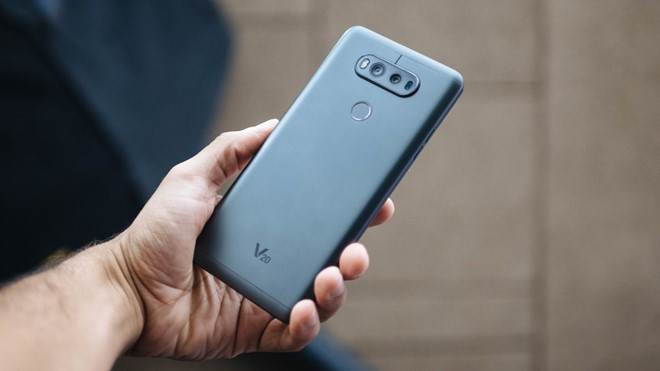 LG V20: Với những biến động gần đây về mặt nhân sự và chiến lược của LG Mobile Việt Nam, việc V20 có được đưa về nước hay không vẫn còn là dấu hỏi. Tuy nhiên, người dùng không cần quá lo lắng bởi chắc chắn hàng xách tay sẽ có mặt ở Việt Nam ngay sau khi máy được bán ra. V20 có thiết kế và cụm camera kép giống G5 nhưng giữ nguyên màn hình 5,7 inch Quad HD và màn hình phụ của V10. Tại Hàn Quốc, sản phẩm này có giá tương đương 18 triệu đồng, bán ra trong vài ngày tới.