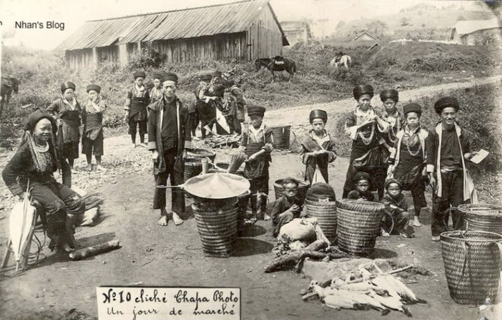 Người dân tộc ở chợ Phiên.
