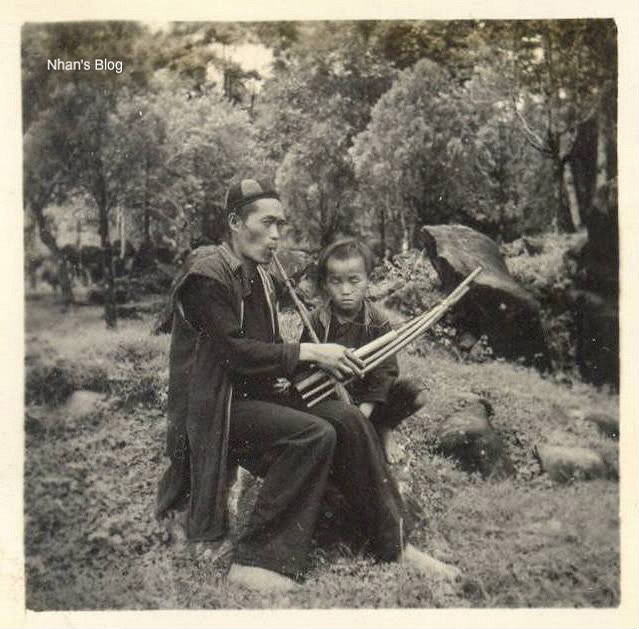 Người H'Mông thổi khèn.