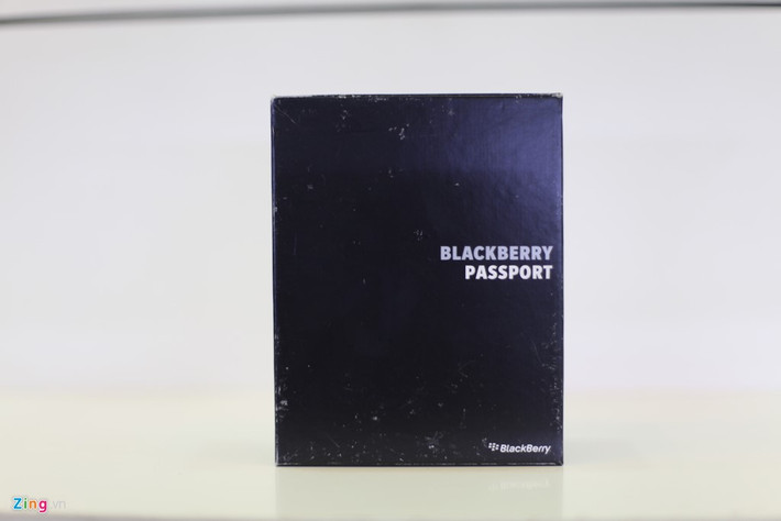 Những chiếc BlackBerry Passport này được nhập về từ Pháp.