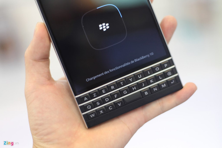Bàn phím được thiết kế riêng cho thị trường Pháp theo chuẩn AZERTY thay vì bàn phím QWERTY như hàng chính hãng. Điều này có thể gây một số khó khăn khi mới sử dụng.