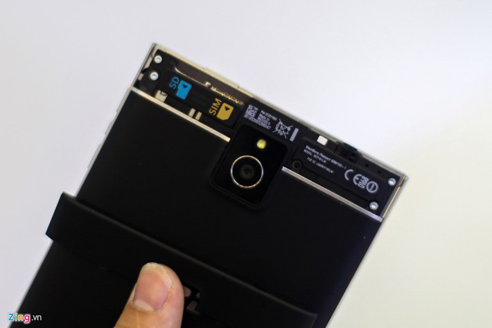 BlackBerry Passport dùng 1 SIM, khe cắm thẻ nhớ mở rộng tối đa 128 GB.