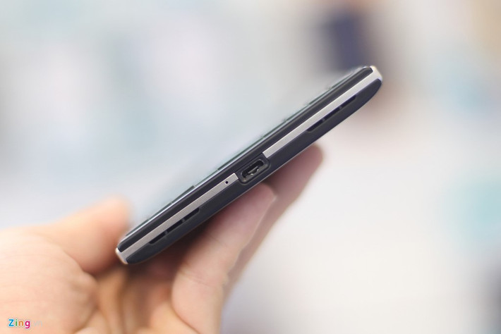 Cạnh dưới của máy. BlackBerry Passport dùng khung kim loại, mặt lưng dùng chất liệu cao su mềm cho cảm giác cần nắm rất dễ chịu.