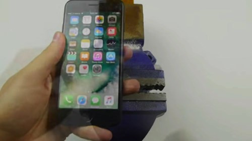 Việc Apple loại bỏ lỗ cắm tai nghe trên iPhone 7/7 Plus khiến không ít người dùng cảm thấy khó chịu. Nắm được tâm lý đó, một kênh Youtube có tên TechRax đã thực hiện một video hương dẫn người dùng tạo jack cắm tai nghe trên iPhone đời mới nhất bằng cách... khoan thân máy.