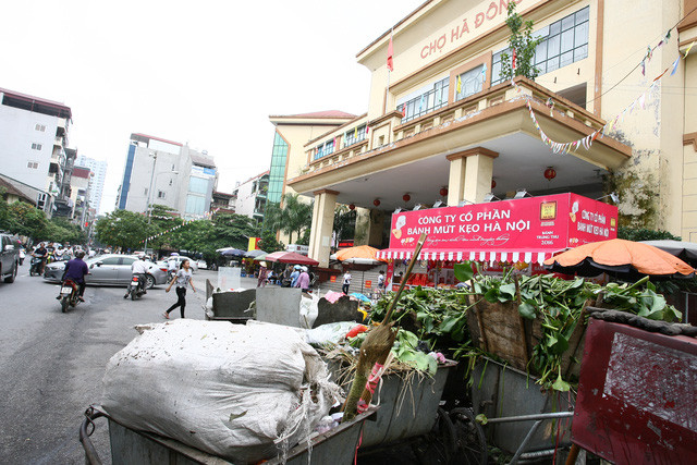"Bãi rác lộ thiên" nằm chình ình ngày trước chợ Hà Đông.