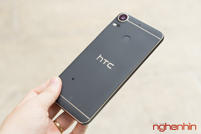 Khung vỏ HTC Desire 10 Pro được làm bằng polycarbonate với kết cấu chắc chắn, pin gắn liền máy, cảm giác cầm trên tay nhẹ nhàng.