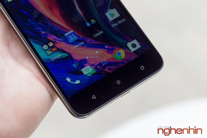 Mẫu HTC Desire 10 Pro trên tay chúng tôi được tích hợp chip Helio P10 với 3GB RAM và 32GB bộ nhớ trong, cài sẵn Android 6.0.