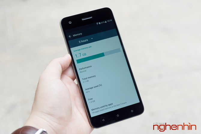 HTC cũng tích hợp cho máy tính năng nhận diện cử chỉ như 2 chạm mở màn hình, vuốt để mở camera...