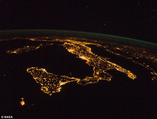 Italy với hình dáng giống chiếc ủng quen thuộc.
