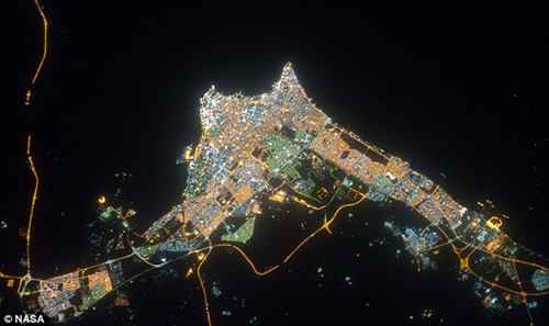 Thành phố Kuwait trông gọn gàng hơn các thành phố khác về đêm.