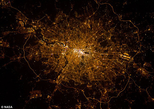 Thủ đô London, Anh trông như một mạng nhện khổng lồ.