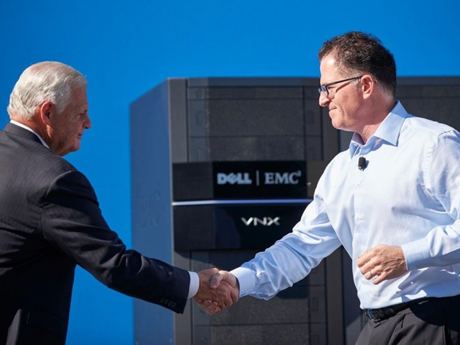 Năm 2013, Dell vướng vào cuộc chiến giành lại Dell với nhà đầu tư Carl Icahn - người muốn dừng các thương vụ mua bán và thay thế ông trong ban giám đốc công ty. Hai năm sau khi chiến thắng, Dell công bố kế hoạch mua EMC với giá 67 tỷ USD. Trong hình là CEOJoe Tucci của EMC đang bắt tay Dell.