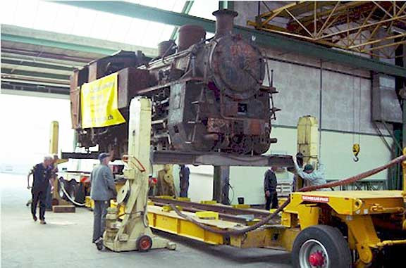 Bốc dỡ đầu máy trong xưởng.
