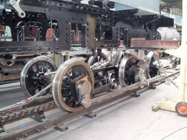 Chiếc đầu máy hoen rỉ phục hồi theo từng ngày.