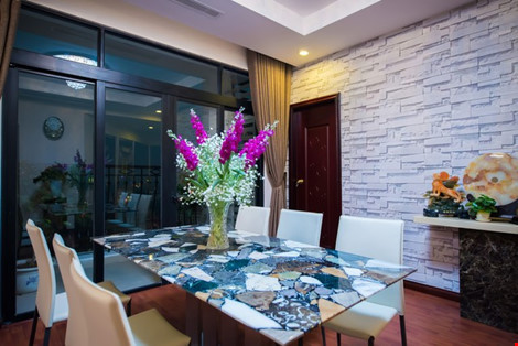 Căn hộ nằm ở Quận Thanh Xuân, trên tầng cao với diện tích rộng rãi, có đến ba phòng ngủ dành cho các thành viên. Căn hộ được đầu tư những món nội thất tiện nghi, sang trọng, thiết bị cao cấp, từng chi tiết nhỏ cũng được mọi người chăm chút, bày biện sao cho thật đẹp mắt.