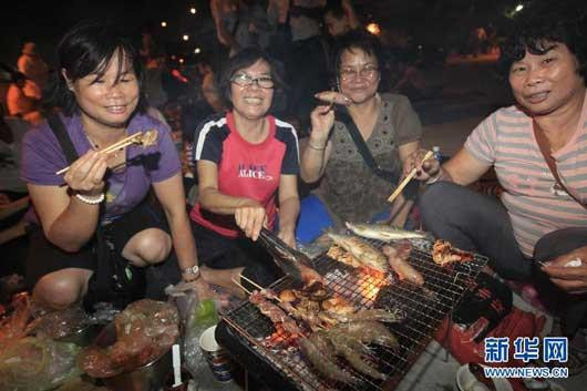Thưởng thức các món nướng ở ngoài trời cùng bạn bè hoặc gia đình là hoạt động không thể thiếu trong dịp Tết Trung thu ở Đài Loan (Trung Quốc).