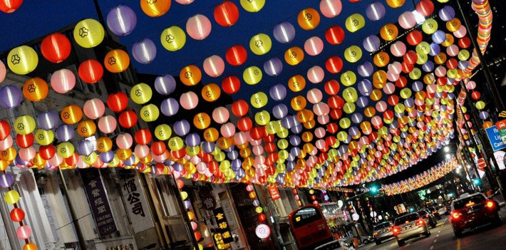 Ở Singapore, Tết Trung thu được gọi là lễ hội Đèn lồng. Đúng như tên gọi này, các đường phố ở Singapore sẽ rực rỡ sắc đèn lồng vào dịp Trung thu.