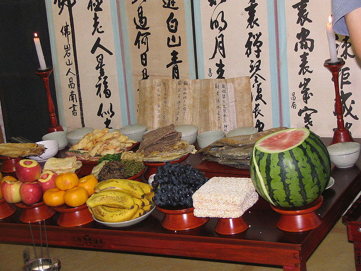 Tết Trung thu ở Hàn Quốc được gọi là Chuseok và được tiến hành như một kỳ lễ hội của mùa gặt. Vào ngày này, người Hàn sửa soạn mâm cỗ gọi là Jesasang với nhiều món ăn truyền thống cùng các loại hoa quả.