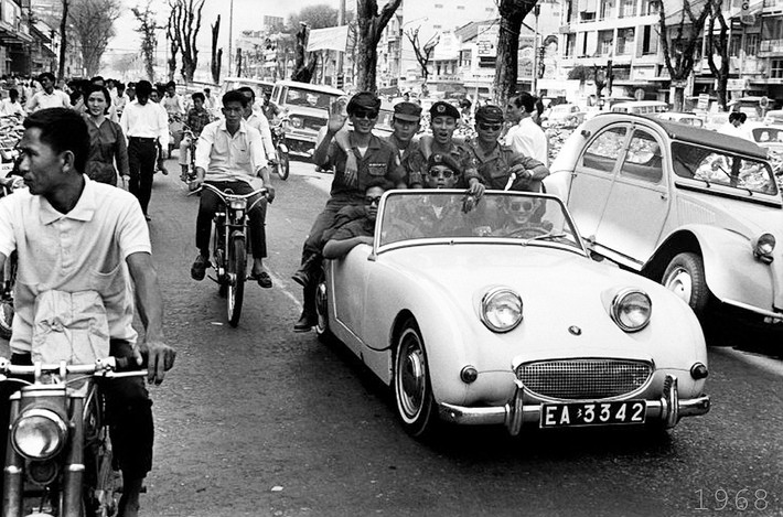 Lính Sài Gòn trên một chiếc xe mui trần duyên dáng, 1968.