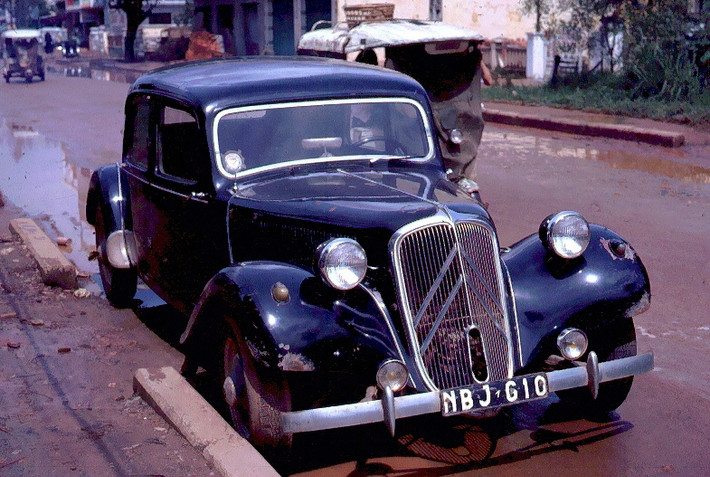Cận cảnh một chiếc Citroen ở Biên Hòa, thập niên 1960.