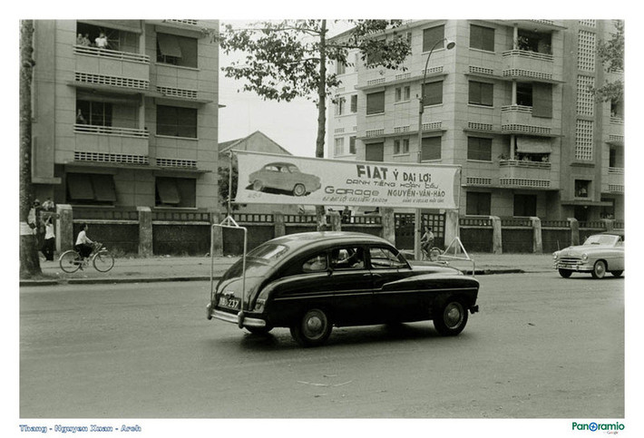 Một chiếc Fiat trưng băng-rôn quảng cáo độc đáo cho dòng xe của mình ở Sài Gòn năm 1955.