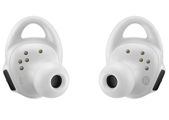 Samsung IconX (giá £170 - tương đương 5 triệu đồng). Tích hợp khả năng do bước chạy, tốc độ, nhịp tim, IconX là cặp tai nghe Bluetooth hoàn hảo dành cho những người muốn dùng tai nghe khi luyện tập và vận động. Mặt ngoài của tai nghe cũng có thể thao tác điều khiển bằng cách chạm nhẹ.