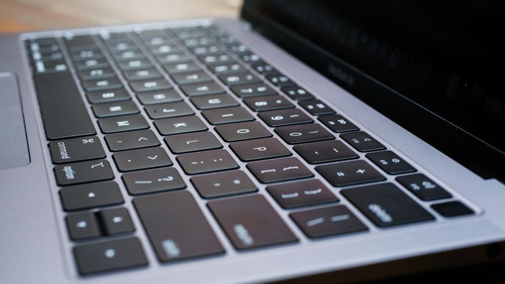 Butterfly Keyboard lần đầu xuất hiện trên MacBook 12 inch 2015. Apple cho biết cơ chế mới giúp bàn phím mỏng hơn nhưng không ảnh hưởng trải nghiệm gõ. Tuy nhiên, bàn phím này quá mỏng, dễ bám bụi gây kẹt, thậm chí gãy sau một thời gian sử dụng. Cơ chế này được nâng cấp vào năm 2016 và 2018, song vẫn không thể khắc phục điểm yếu. Táo khuyết thậm chí đối mặt vụ kiện tập thể do từ chối bảo hành bàn phím “cánh bướm” bị hỏng. Sau hàng loạt tranh cãi, Apple quay lại thiết kế bàn phím truyền thống từ MacBook Pro 16 inch 2019. Ảnh: CNET.