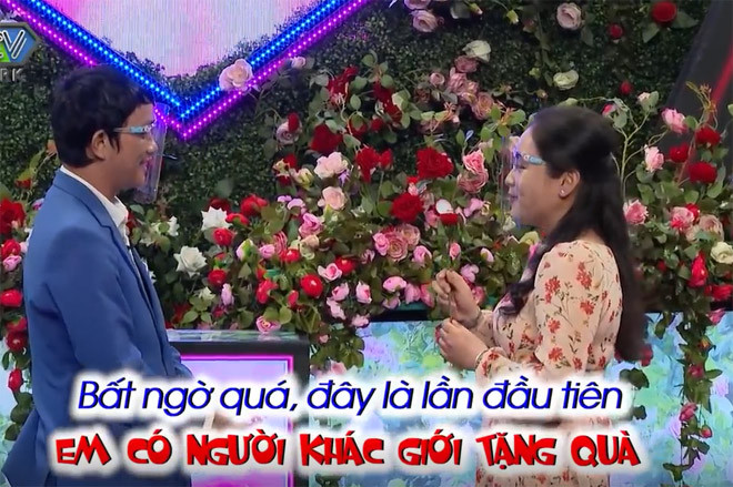 Mở rào gặp gỡ, sau khi gây bất ngờ cho bạn gái với món quà là bông hoa bên trong có chiếc nhẫn lấp lánh, đàng trai còn trổ tài làm bóng hình con gấu với ý nghĩa: "Hy vọng anh sẽ thuyết phục được em bấm nút và anh sẽ là con gấu của em".