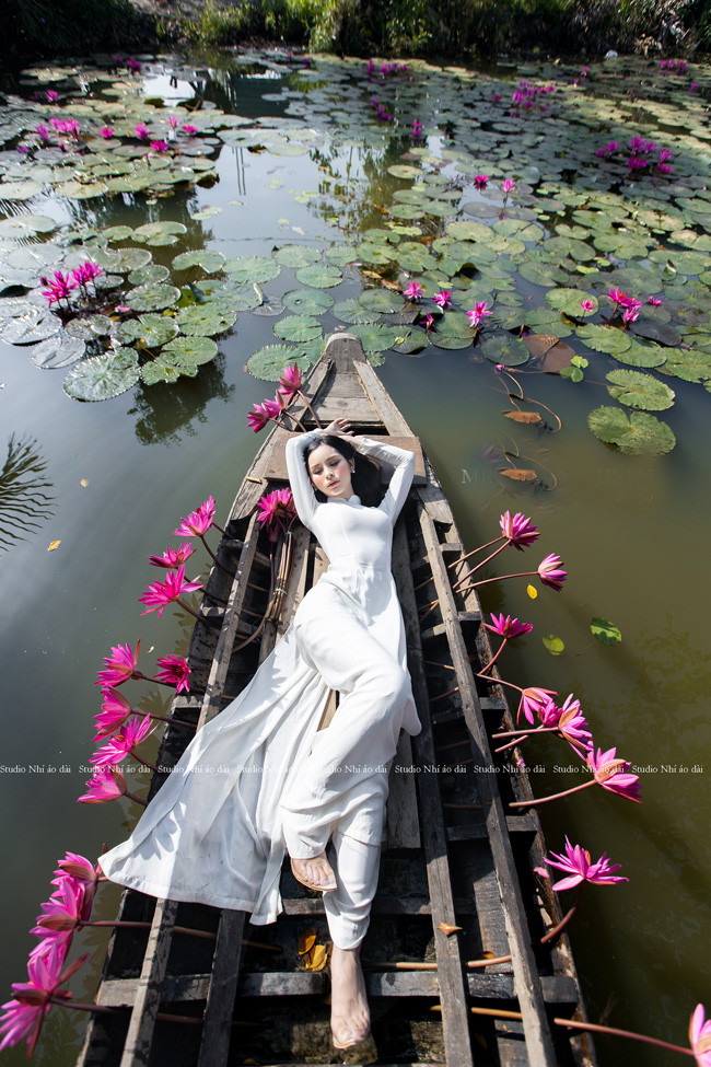 Cô nàng nữ tính và nhẹ nhàng trong từng cử chỉ, hành động.