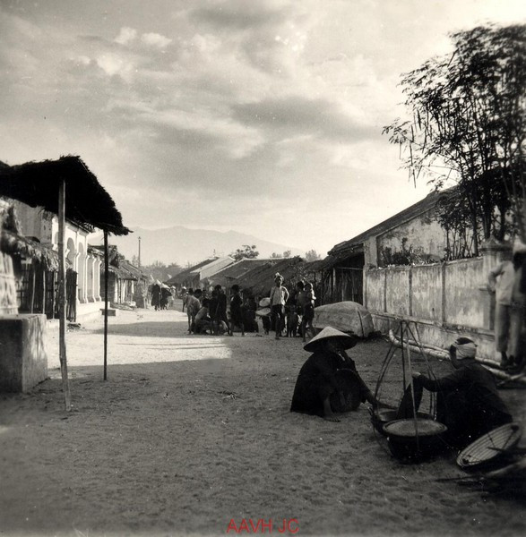 Cảnh họp chợ trên đường phố Nha Trang.