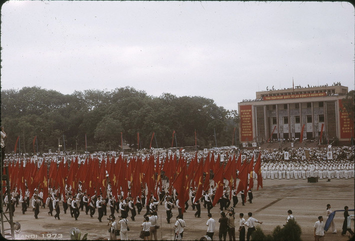 Khối hồng kỳ diễu hành qua lễ đài.