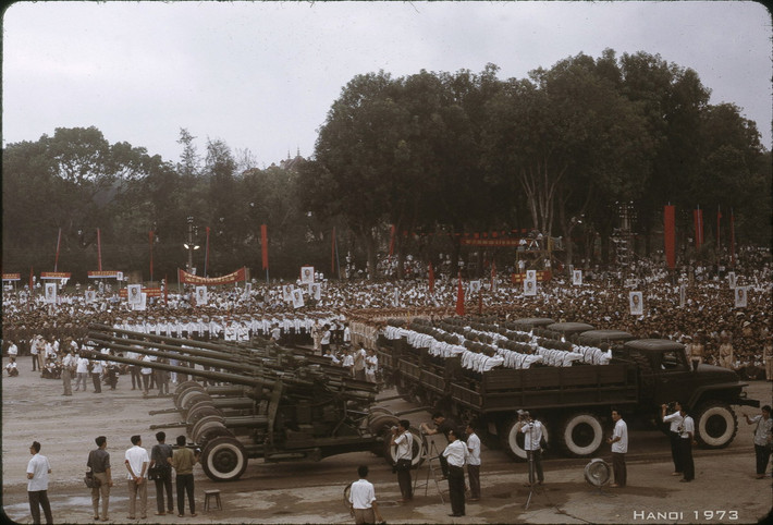 Nhiều trang bị vũ khí hạng nặng góp mặt trong buổi duyệt binh ở Hà Nội năm 1973, như những khẩu pháo của lực lượng pháo binh.