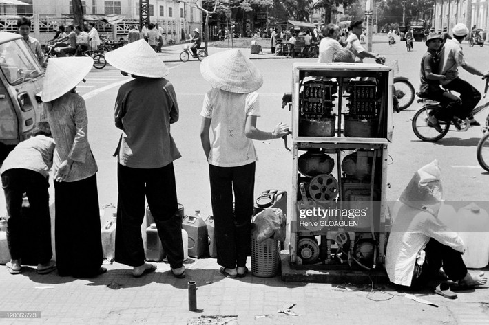 Những người phụ nữ bán xăng dầu trên đường phố.