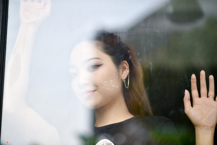 "Điểm duy nhất khiến tôi hơi tự ti trên gương mặt của mình là đôi mắt bị lé kim nhẹ. Điều này đôi khi ảnh hưởng đến công việc diễn xuất mà tôi theo đuổi. Còn lại, tôi nghĩ ngoại hình của mình ổn, không có vấn đề gì và tôi luôn biết ơn vì bố mẹ đã cho con gái một gương mặt khả ái như vậy", diễn viên A Tourist's Guide to Love tâm sự.