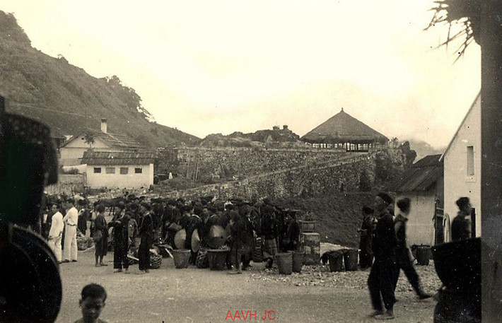 Cảnh họp chợ ở Sa Pa năm 1941. Ảnh: Aavh.org.