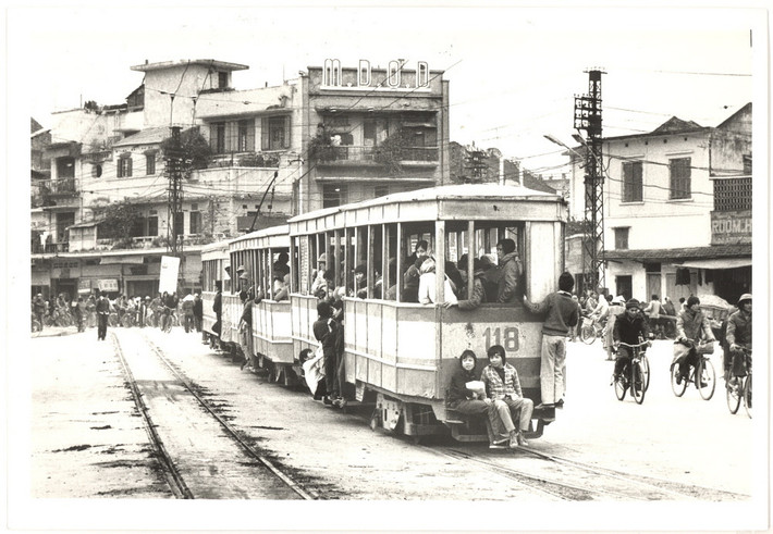 Tàu điện vào bến bờ hồ Hoàn Kiếm, 1985. Ảnh tư liệu.