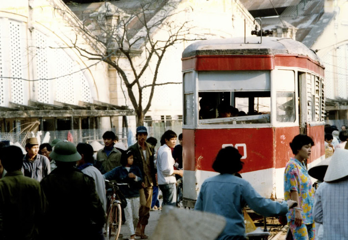 Tàu điện trước chợ Đồng Xuân, thập niên 1980. Ảnh tư liệu.