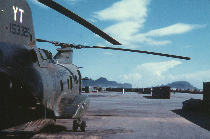Một chiếc trực thăng CH-46 ở sân bay Nước Mặn năm 1968. Ảnh: Bob.