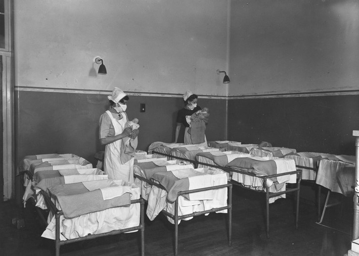 Y tá giữ trẻ trong khu thai sản tại Bệnh viện Guy, London, 1/12/1947. Ảnh: Getty Images.