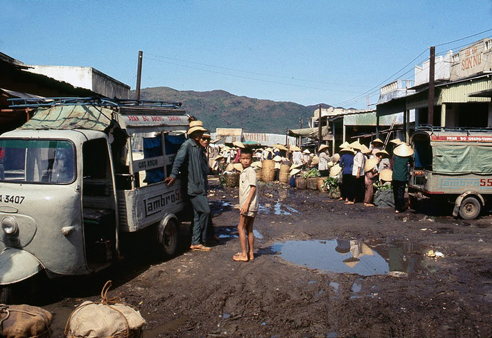 Một khu chợ nằm bên Quốc lộ 1 ở Bình Định. Ảnh: James Speed Hensinger.