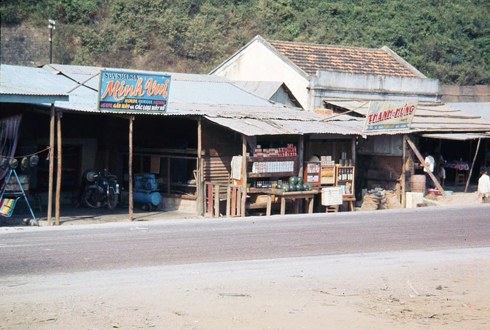 Hàng quán ven Quốc lộ 1 ở Diêu Trì, Bình Định thời chiến tranh Việt Nam, khoảng năm 1969-1970. Ảnh: James Speed Hensinger.