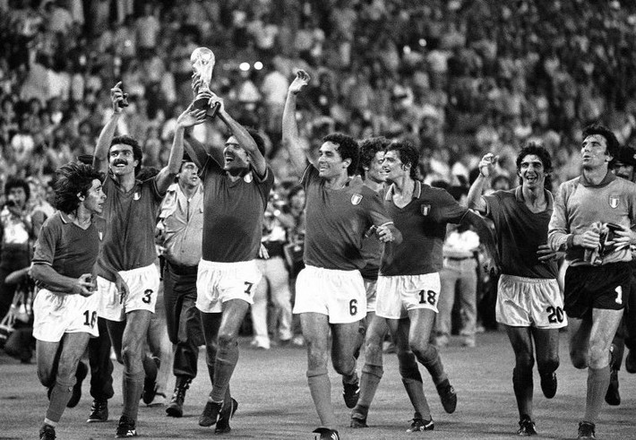 Uruguay và Italia là hai đội giành cúp vô địch trong lần đầu tiên tham gia World Cup, và đây cũng là hai kỳ World Cup đầu tiên được tổ chức (1930 và 1934). Khó có thể tưởng tượng rằng trong tương lai, một đội nào đó có thể đoạt cúp ngay trong lần đầu tiên tham gia giải đấu này.