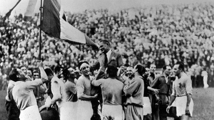 Trong số các quốc gia từng hai lần làm chủ nhà World Cup, Italia là chủ nhà World Cup 1934, World Cup đầu tiên tổ chức ở châu Âu. Trong kỳ World Cup này, Italia đã đánh bại Tiệp Khắc với tỉ số 2-1 ở trận chung kết để trở thành nhà vô địch. Ảnh: FIFA.