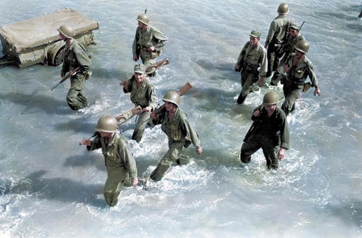 Binh sĩ Sư đoàn 1 Kỵ binh Mỹ băng qua sông Pasig, Manilla, Philippines vào tháng 2/1945. Khoảng 41.500 lính Mỹ đã mất tích hoặc chết trong chiến tranh Thái Bình Dương. Ảnh: The Sun.