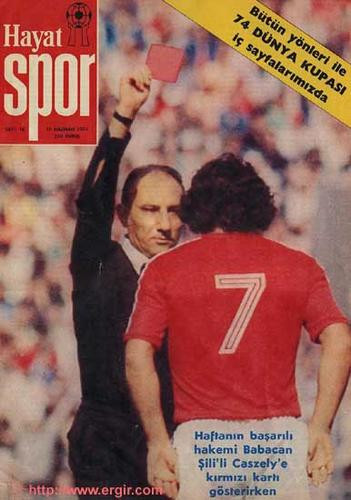 Trong kỳ World Cup năm 1974, cầu thủ Carlos Caszely của Chile trở thành cầu thủ đầu tiên bị đuổi khỏi sân bằng thẻ đỏ trong lịch sử World Cup. Vào thởi điểm đó, quyết định này đã gây tranh cãi gay gắt trong giới bóng đá. Ảnh: Viva la roja mierda.