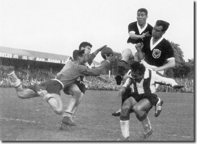 Trọng tài người Tây Ban Nha Juan Gardeazabal là người trẻ nhất từng cầm còi tại World Cup, khi ông mới 24 tuổi 193 ngày khi điều khiển trận Paraguay - Pháp tại World Cup 1958. Theo quy định hiện thời của FIFA, các trọng tài trẻ như vậy hầu như không còn cơ hội góp mặt tại World Cup nữa.