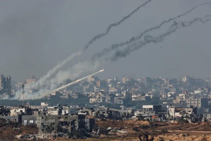 Theo các quan chức y tế, hàng chục người Palestine thiệt mạng kể từ khi Israel nối lại các cuộc tấn công vào Gaza sau khi hết thời hạn ngừng bắn.
