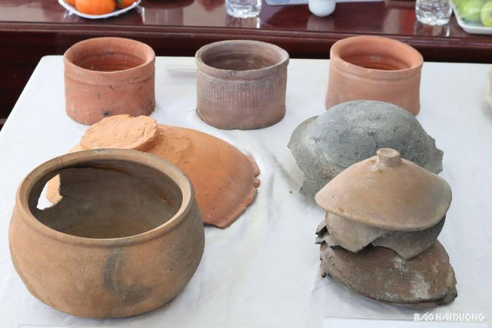 Vào ngày 3/11/2023, di chỉ gốm Bá Thủy, xã Long Xuyên, huyện Bình Giang, tỉnh Hải Dương, lần đầu tiên được khai quật kể từ khi được phát hiện vào năm 1984. Kết quả thu được trên 5.300 hiện vật gốm men trong nước từ thời Lê sơ đến thời Mạc và Lê trung hưng cùng nhiều loại hình hiện vật khác. Ảnh: Báo Hải Dương.